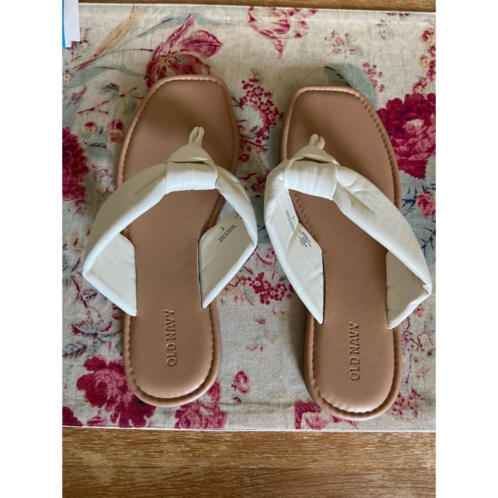 Old Navy Beautiful White Sandals size 9